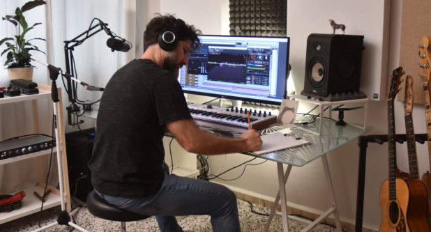 Pablo Ramírez trabajando en la produccion de un proyecto